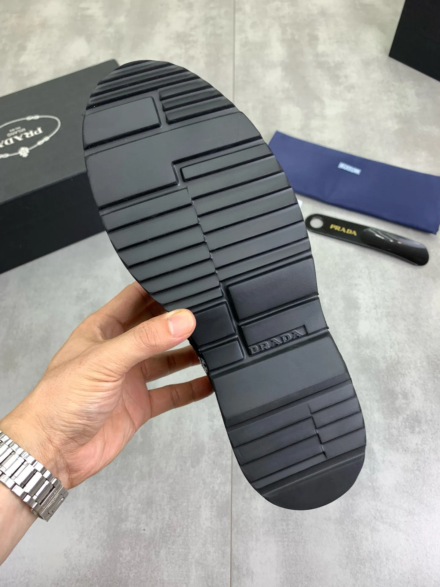 Factory price P880 💰Original quality, top version🔱 ＰＲＡＤＡPrada. Men's business casual leather shoes, top quality products. 1:1 shipment⬆️Luxurious and noble👞All imported original brand fabrics, just to create a more comfortable wearing experience. Upper: Original comfortable open edge bead-rubbed calf leather➕Top imported water-dyed full cow lining, original lightweight and comfortable TPU foam combination bottom✔️Code number: 39-44 (38.45 can be customized)